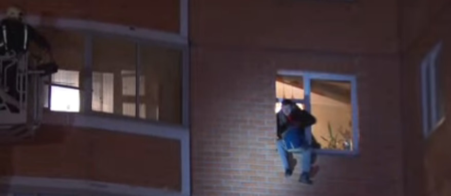 Появилось видео, как в Москве Леонид Оводов, взявший свою семью в заложники, выпрыгнул из окна на пятом этаже