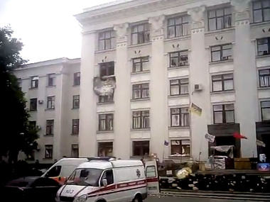 Центр Луганска снова бомбили. Есть погибшие