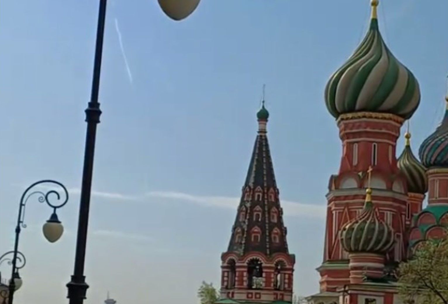 Москвич показал видео с Красной площади и рассказал о плохом знаке в небе