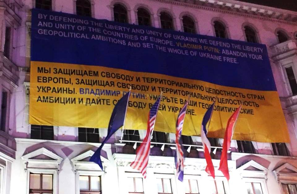 "Путин, угомоните ваши геополитические амбиции и дайте свободу всей Украине": огромный плакат в столице Германии "взорвал" Сеть, - кадры 