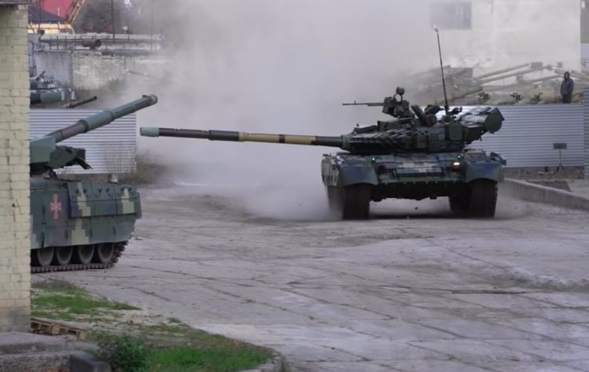 Новейший украинский танк Т-80БВ для морской пехоты ВСУ показал, на что способен: видео