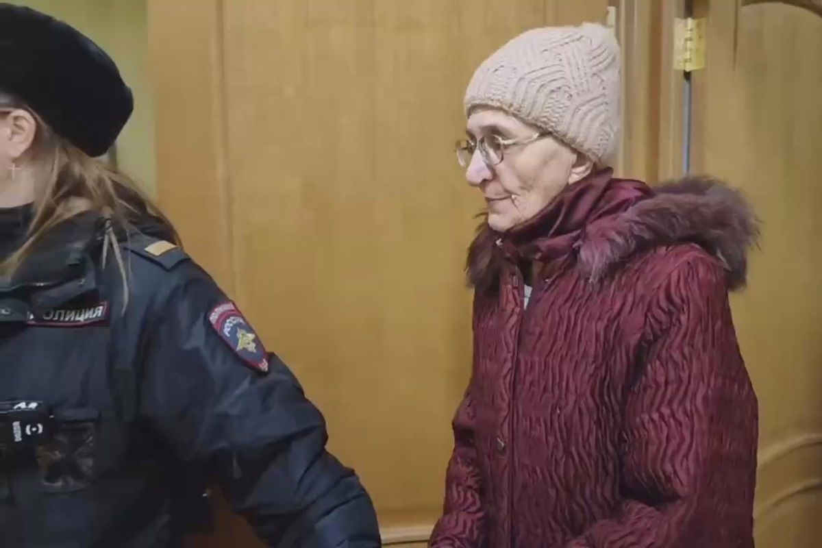 Приговоренная к 15 годам украинская пенсионерка спела "Пісню про рушник" в зале суда в Москве