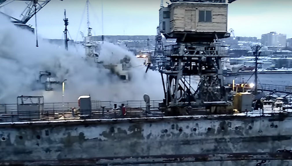 В Мурманске загорелся "Камчатский лосось": опубликованы кадры масштабного пожара на российском корабле