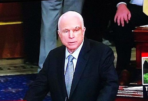 Ни обмороков, ни капельниц, ни клетчатых одеял: сенатор Маккейн голосовал за антироссийские санкции сразу после сложной операции - кадры