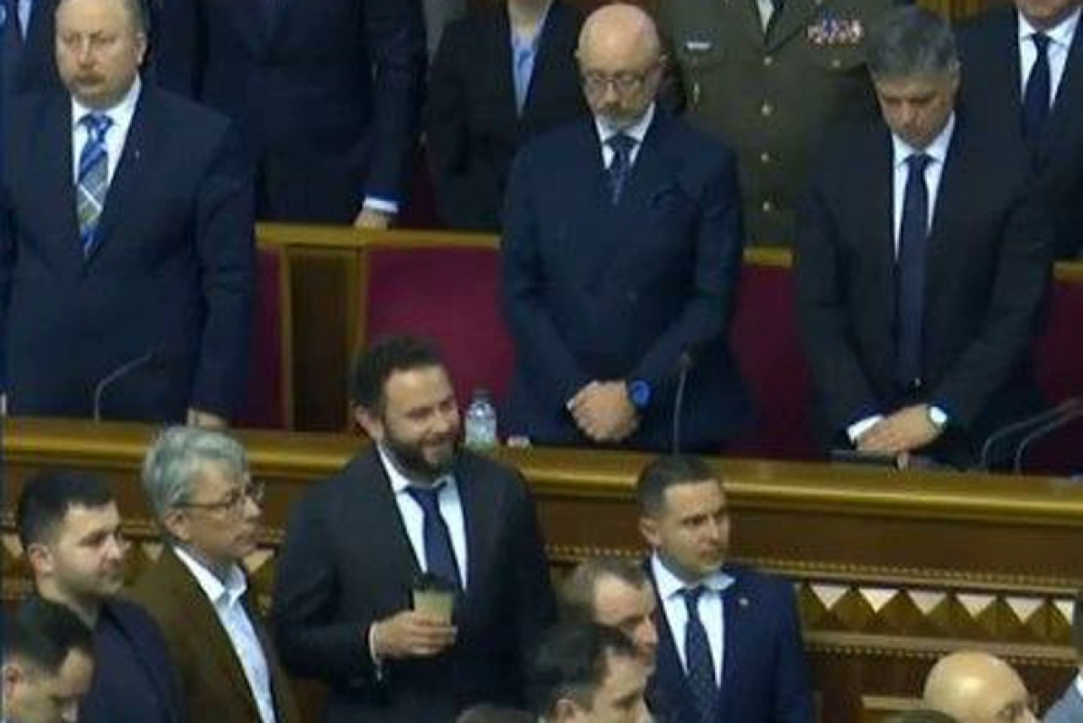 "Слуга народа" Дубинский смеялся в момент минуты молчания по погибшему на Донбассе бойцу ООС, кадры