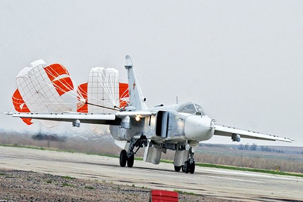 СМИ: самолеты Су-24 отогнали эсминец США "Росс" от границы РФ