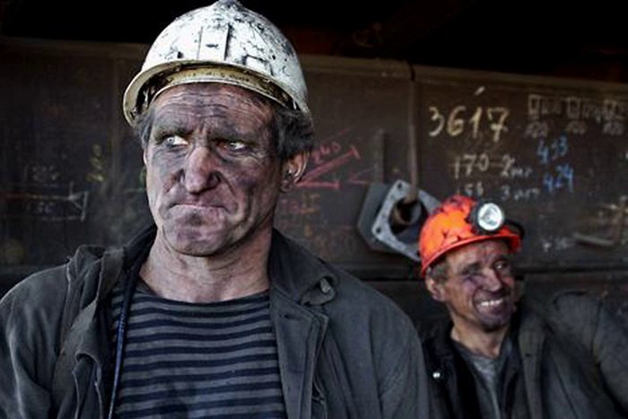 ​"Нам плюнули в лицо", - шахтеры Макеевки готовы к восстанию из-за "издевательских" зарплат