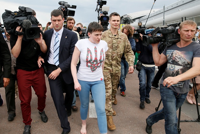 Пиар Порошенко или вынужденная мера: политологи о возвращении Надежды Савченко в Украину