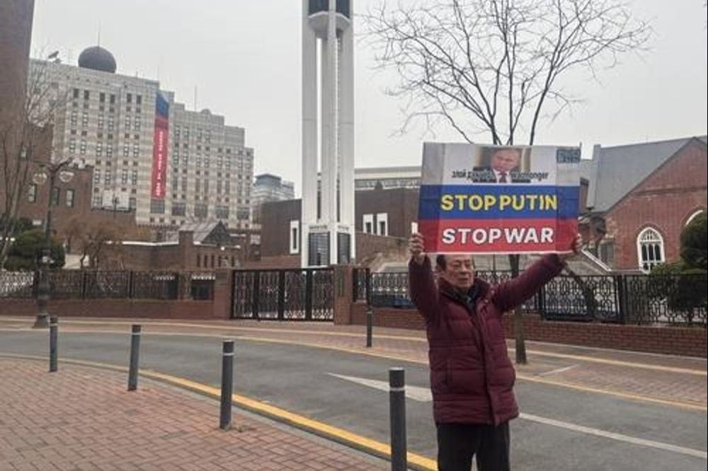 ​Посольство РФ в Сеуле заставили сорвать "победный" баннер и спрятать праздник внутрь посольства