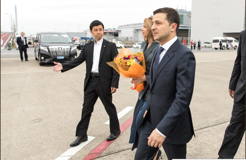 Зеленский прибыл в Японию с официальным визитом в компании супруги Елены - кадры