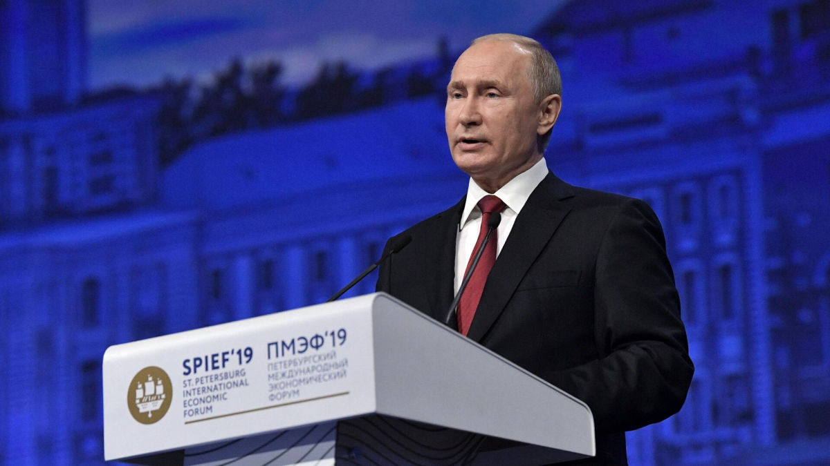 "Пытались с наскока смять экономику", - Путин признал болезненные последствия санкций 
