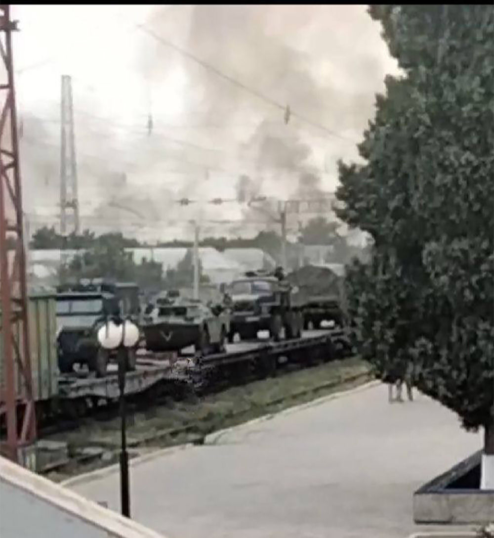 На юге Украины оккупанты РФ третий день перевозят технику в сторону Херсона: "Торопятся перегнать через мосты"