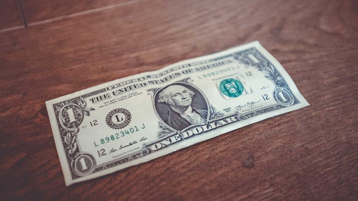 В украинских обменниках массово упал доллар - детали рывка гривны