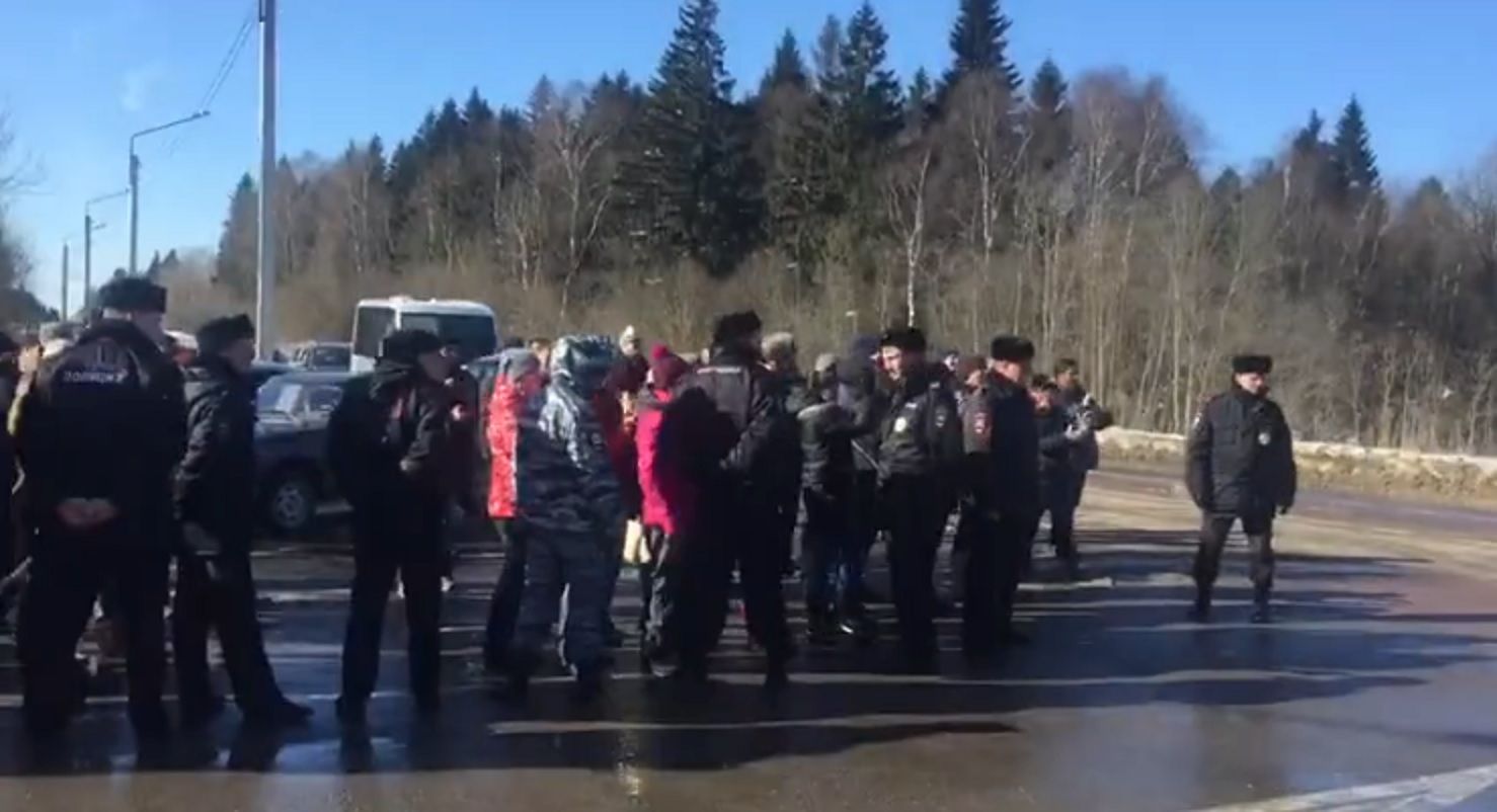 Полиция разгоняет участников акции "Волоколамск не помойка" против мусорного полигона