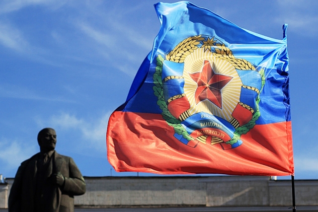 Не признают даже в "ДНР": выпущенные террористами в Луганске "банковские" карты оказались пустышкой - кадры