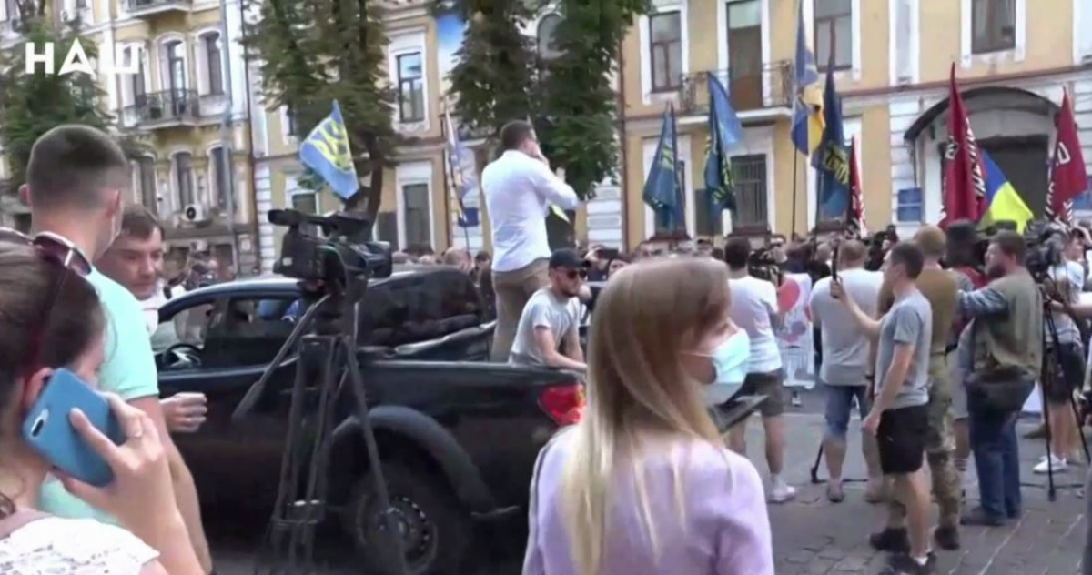 Нацкорпус пришел к СБУ с ультиматумом по ОПЗЖ и партии Шария - кадры акции протеста