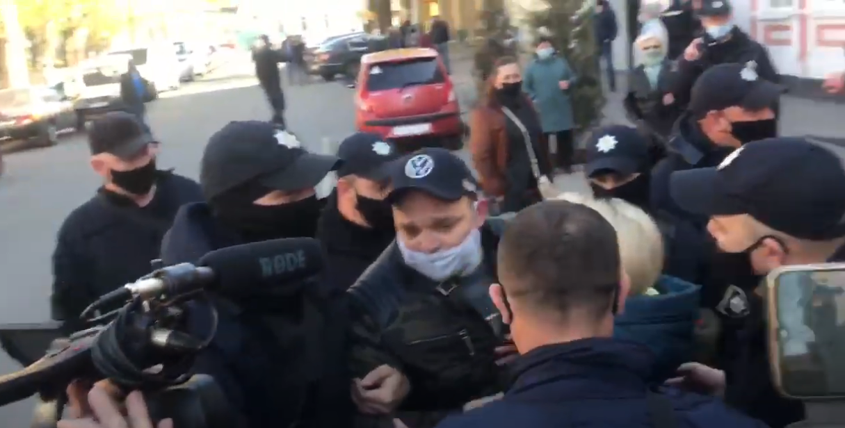 На рынках Мелитополя люди устроили протест из-за карантина - задержания попали на видео