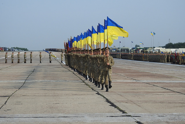 "Украинский народ выдержал коварный удар российской агрессии и продемонстрировал всему миру способность успешно отстаивать свою независимость", - Муженко обратился к украинским защитникам в честь Дня Независимости