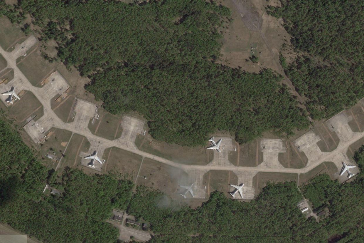 Одночасний удар 17 дронів: нові деталі "бавовни" на аеродромі ЗС РФ під Брянськом