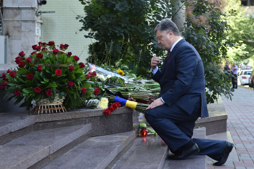 Порошенко почтил память погибших в Ницце: украинцы делают все возможное, чтобы прекратить террористические атаки в Украине и в мире