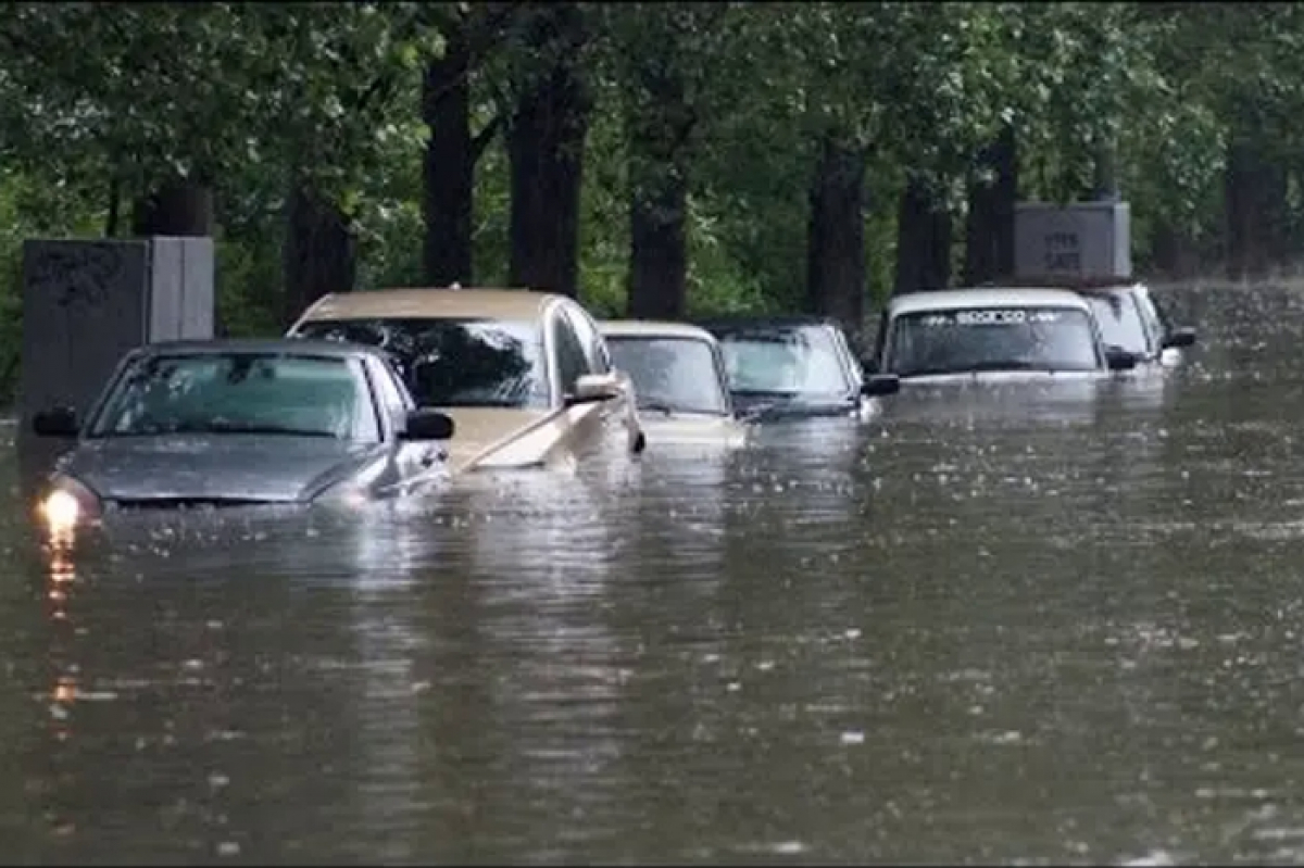 ​Потоп в Черкассах: мощный ливень с градом за 40 минут превратили город в Венецию, видео
