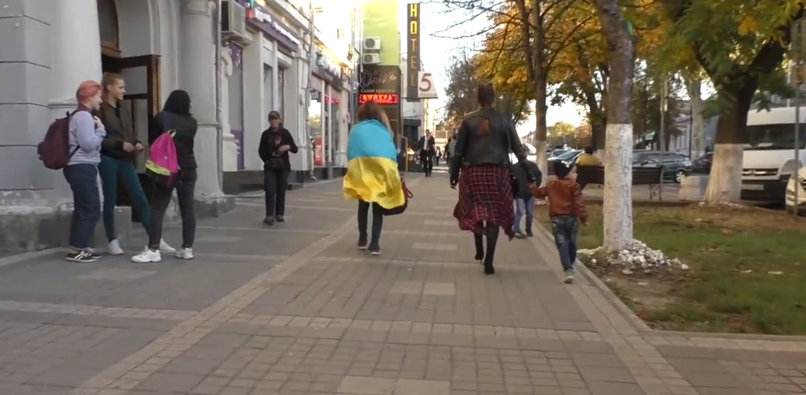 При Украине лучше было: пропагандистка с украинским флагом прогулялась по Крыму – видеоэксперимент провалился