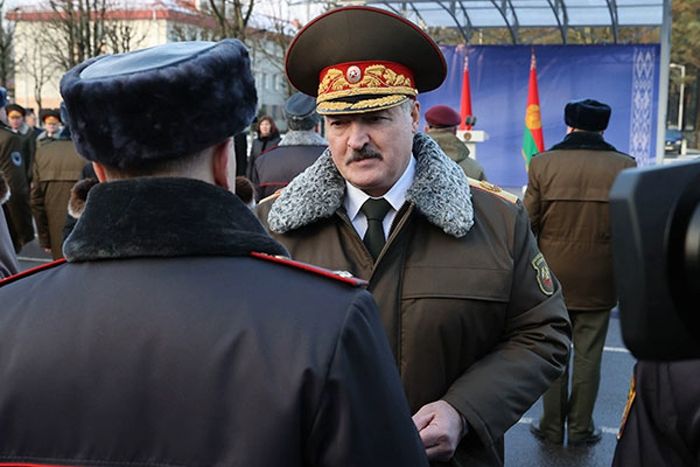 ​Лукашенко перед ОМОНом дал окончательный ответ, когда уйдет в отставку