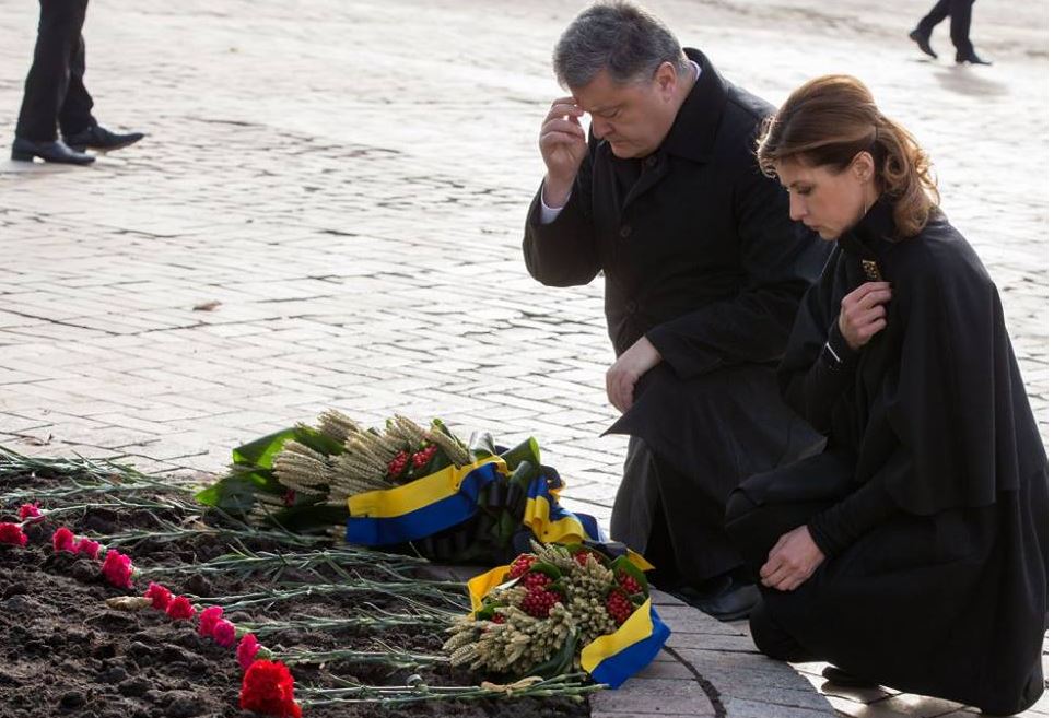Петр Порошенко с супругой встали на колени перед памятью жертв Голодомора: впечатляющие фото стали самой обсуждаемой темой в Сети 
