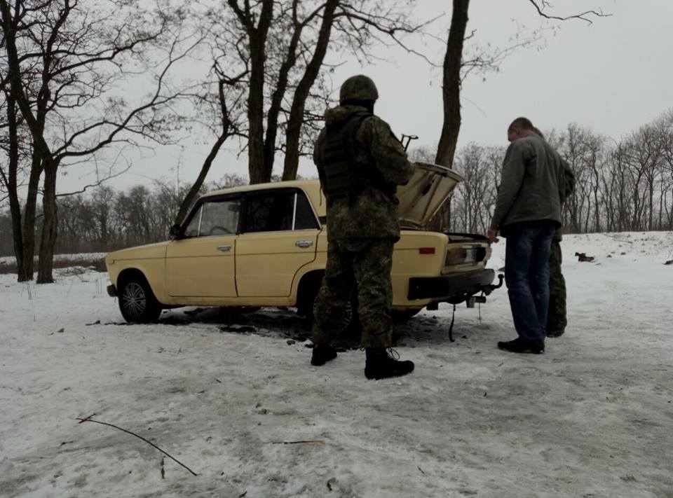 В районе Бахмута полиция обнаружила в легковушке взрывчатку: опасную находку местные жители собирались отправить посылкой в мирные области