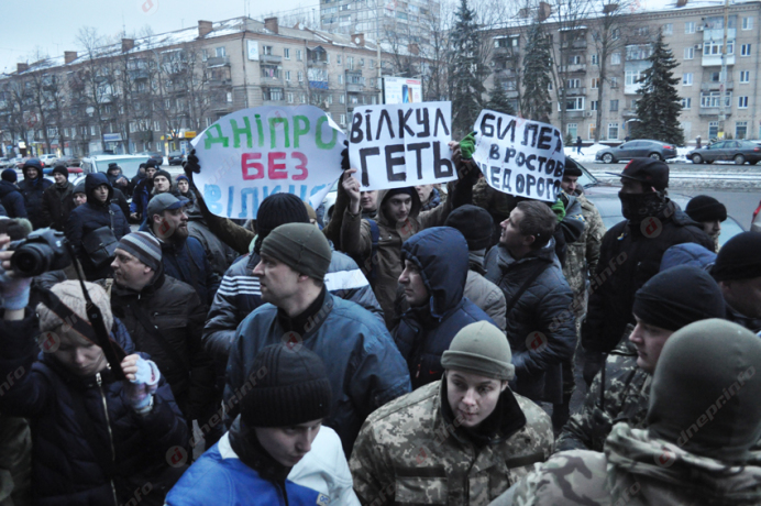 "Сепарам здесь не место, билет в Ростов недорого", - митингующие в Днепре выгнали "оппоблоковца" Вилкула через "задний проход"