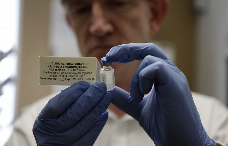 Вакцину против вируса Эбола впервые испытали на человеке 