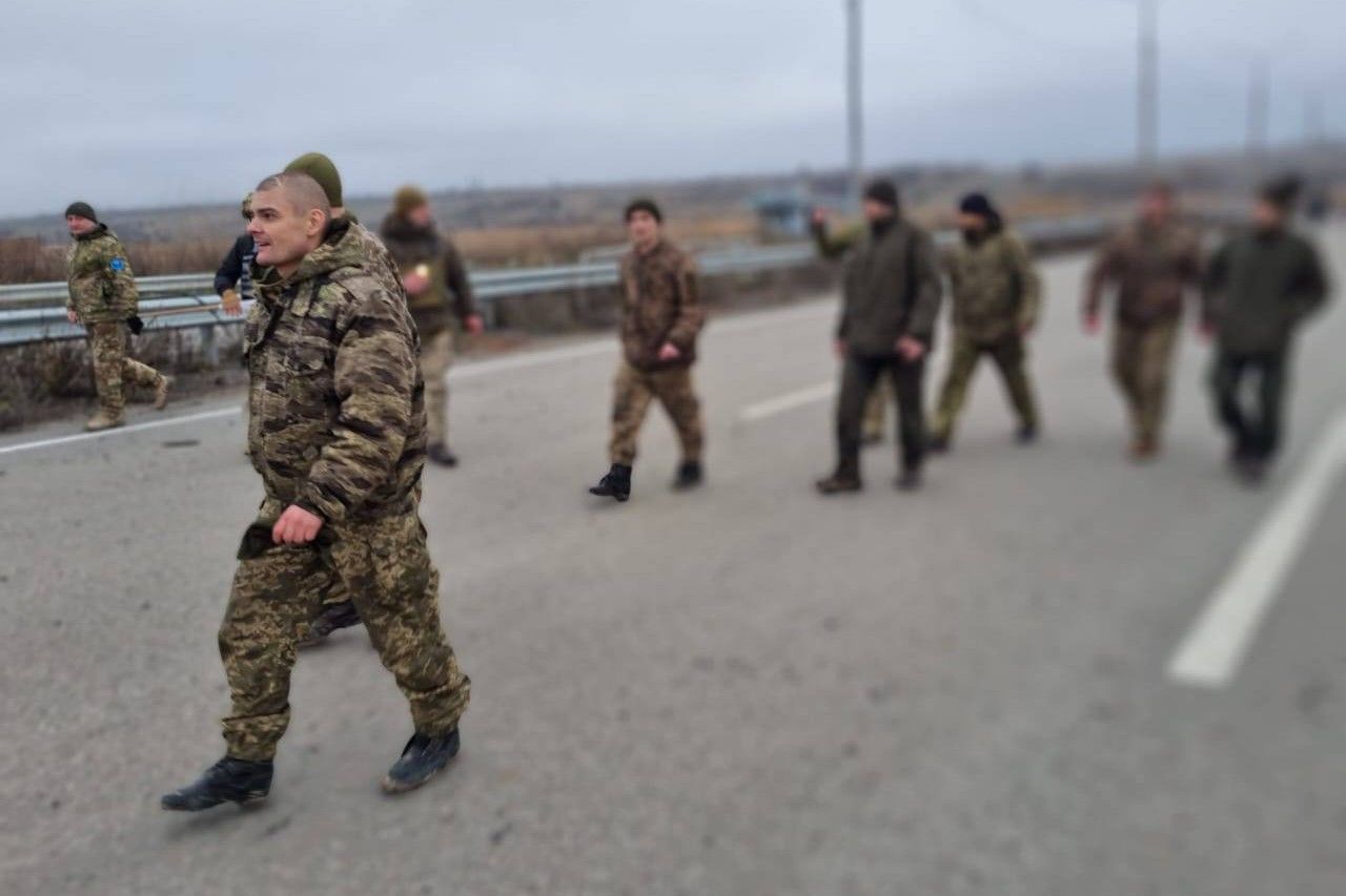 Защитники Змеиного, Мариуполя и ЧАЭС: из российского плена освобождены 9 военных и 3 гражданских