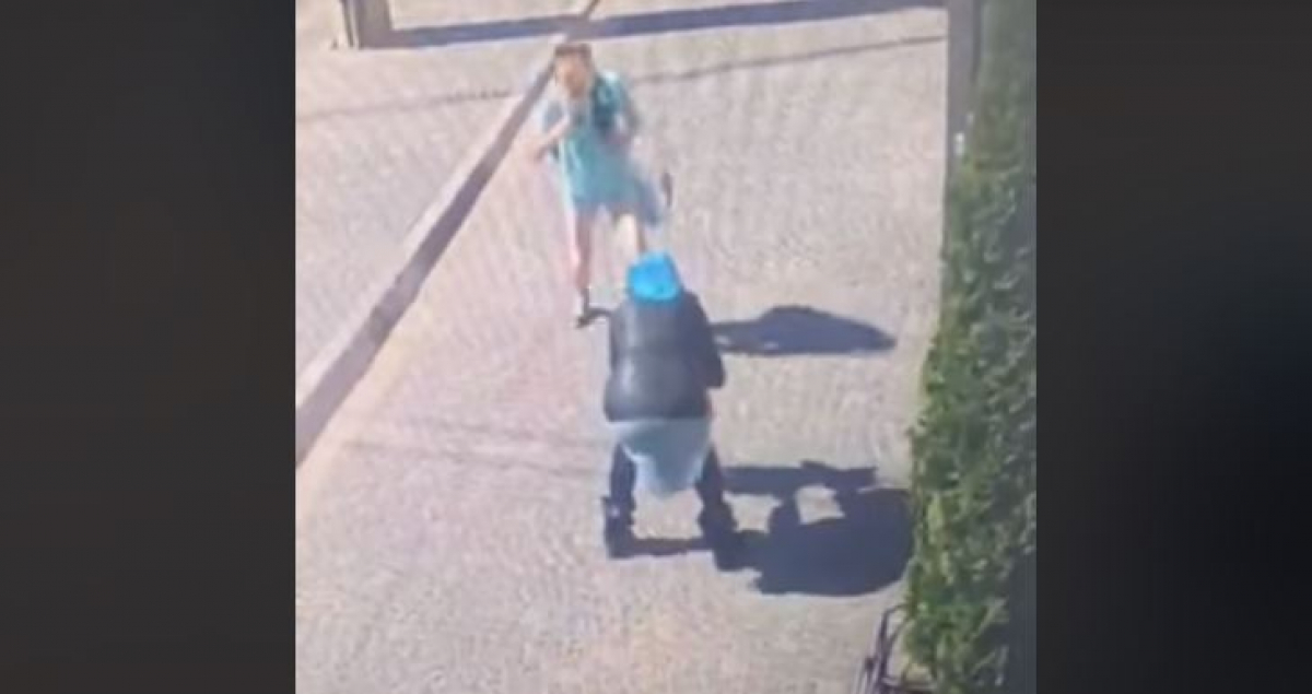 В Тернополе женщина пыталась похитить ребенка: видео попало на камеры наблюдения 