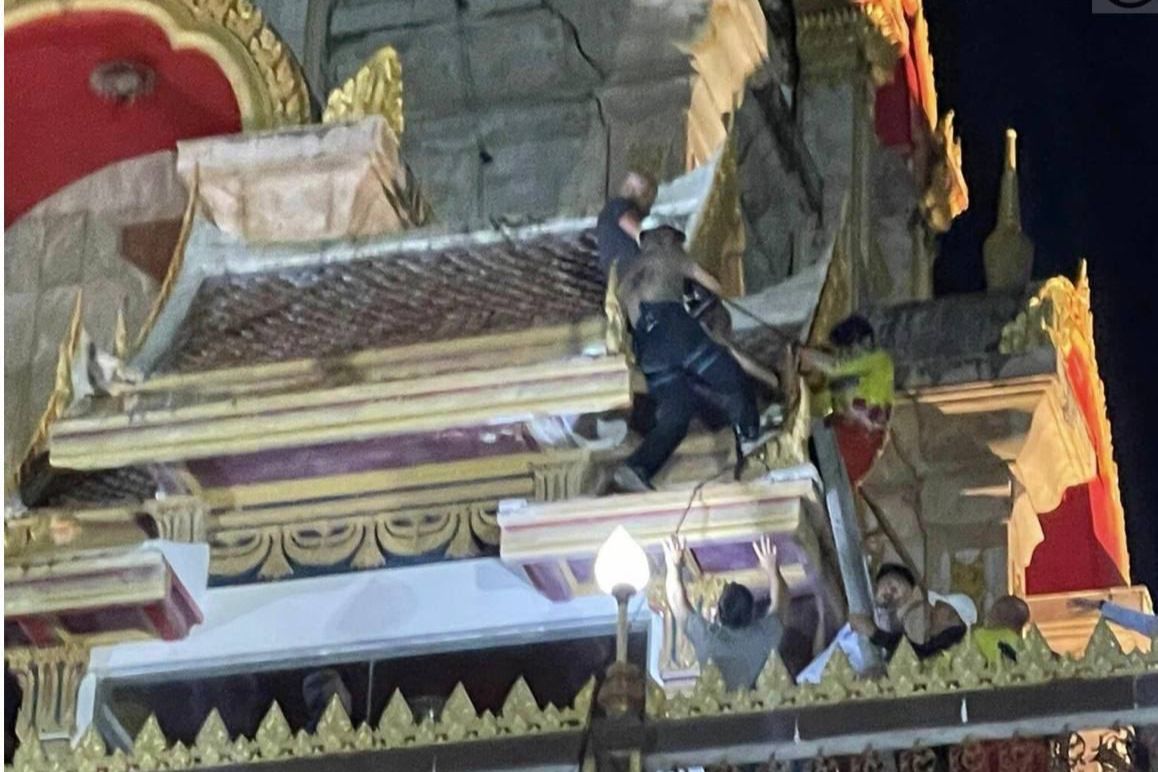 ЧП в Таиланде: турист из России сбросился с крыши храма Ват Чалонг, момент попал на видео