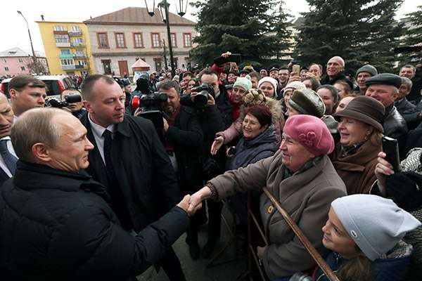 Случайную встречу Путина с "народом" показали в Сети – соцсети засмеяли пропагандистов за плохую работу: фото, видео