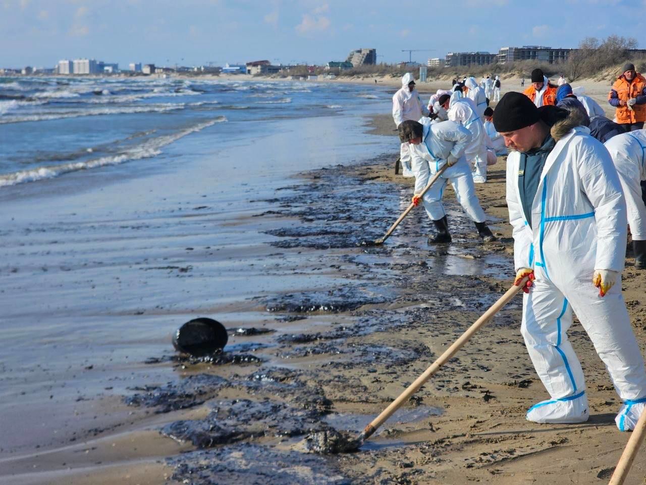 Розлив мазуту в Анапі збільшився, на піску осідають канцерогенні речовини