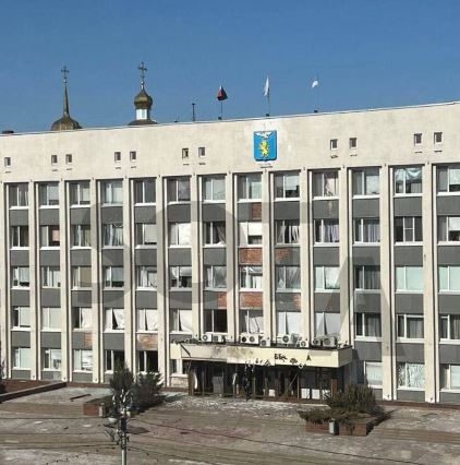 В российском Белгороде здание мэрии атаковал беспилотник: появились фото и видео последствий
