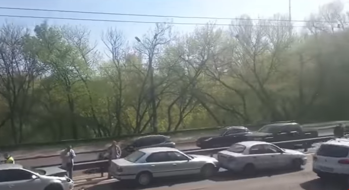 Он резко затормозил и собрал за собой цепочку из 4 автомобилей: опубликованы кадры масштабного ДТП в Киеве на улице Телиги