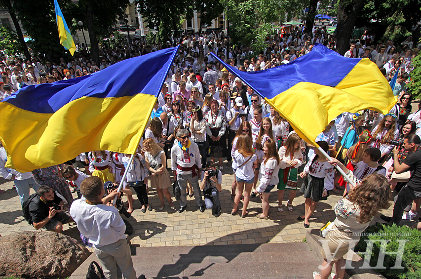 В Киеве мегамарш в вышиванках собрал около 5 тысяч людей