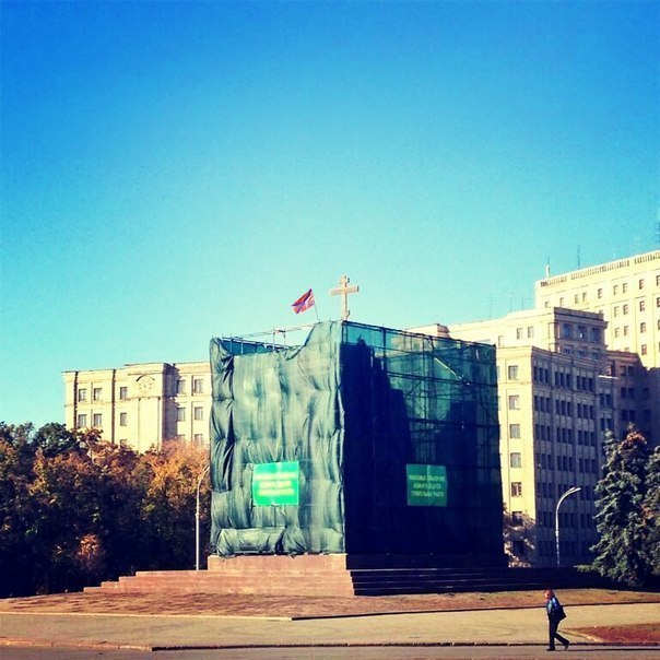В Харькове на постаменте снесенного памятника Ленину установили флаг Новороссии - правда это или провокация?