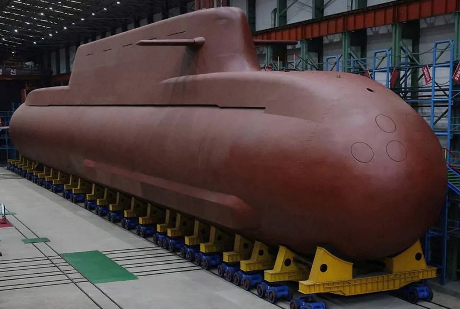 Первая ядерная подлодка Ким Чен Ына похожа на фейк: эксперты указали на странный внешний вид 