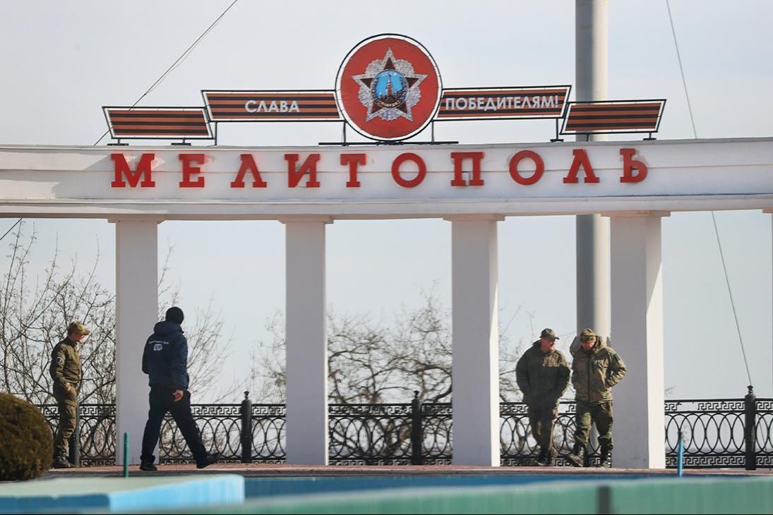 ​Россияне пригнали в Мелитополь десятки автобусов: готовятся к "шагу доброй воли"