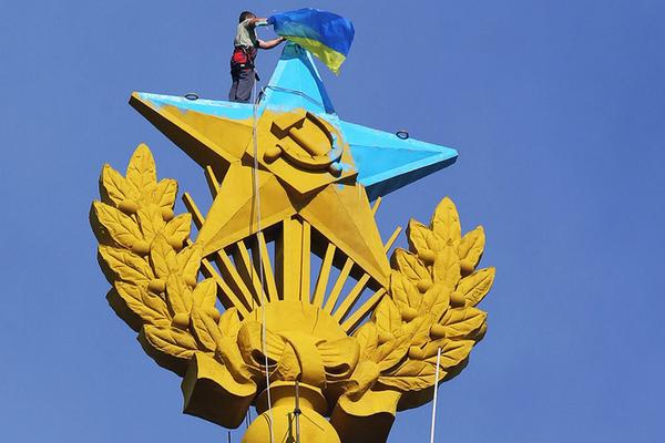 ФСБ задержало еще двоих обвиняемых в перекраске звезды в цвета украинского флага в Москве