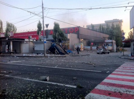 Боевики обстреляли центр Донецка: возник пожар у торгового комплекса, - соцсети