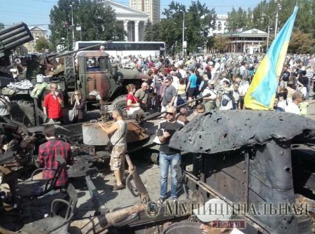 На площади Ленина в Донецке сторонники ДНР выставили уничтоженную технику