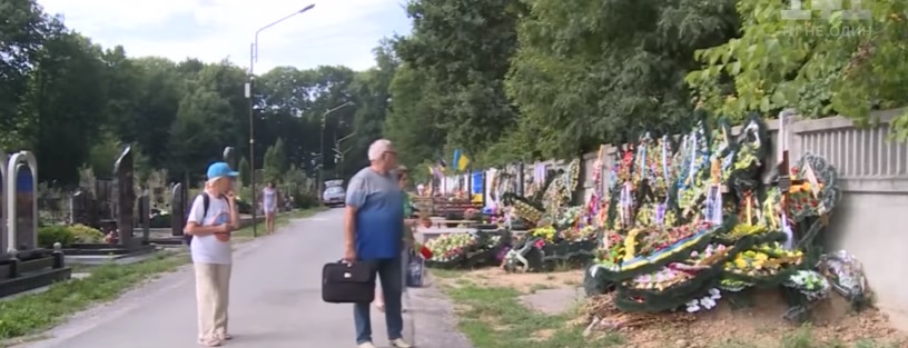 Хотела сильно выпить: злоумышленница в Виннице устроила бизнес на могилах Героев АТО - кадры