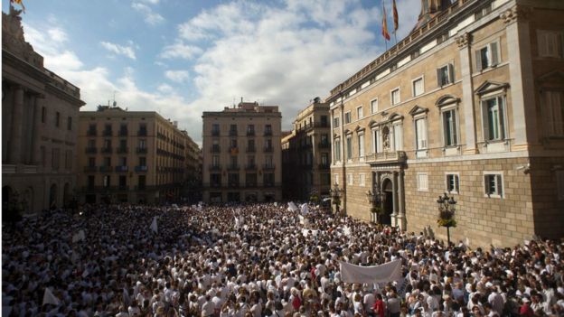 Тысячи граждан Испании вышли на митинги, чтобы не допустить раскола государства