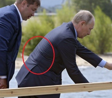 В бронежилете и памперсе: социальные сети высмеяли загадочную фотографию Путина 