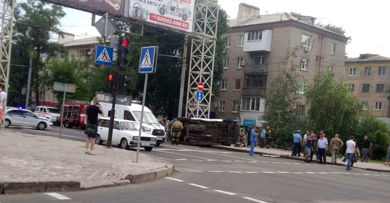 В центре Донецка скорая попала в ДТП: перевернуло и отбросило на зебру – есть жертвы и пострадавшие