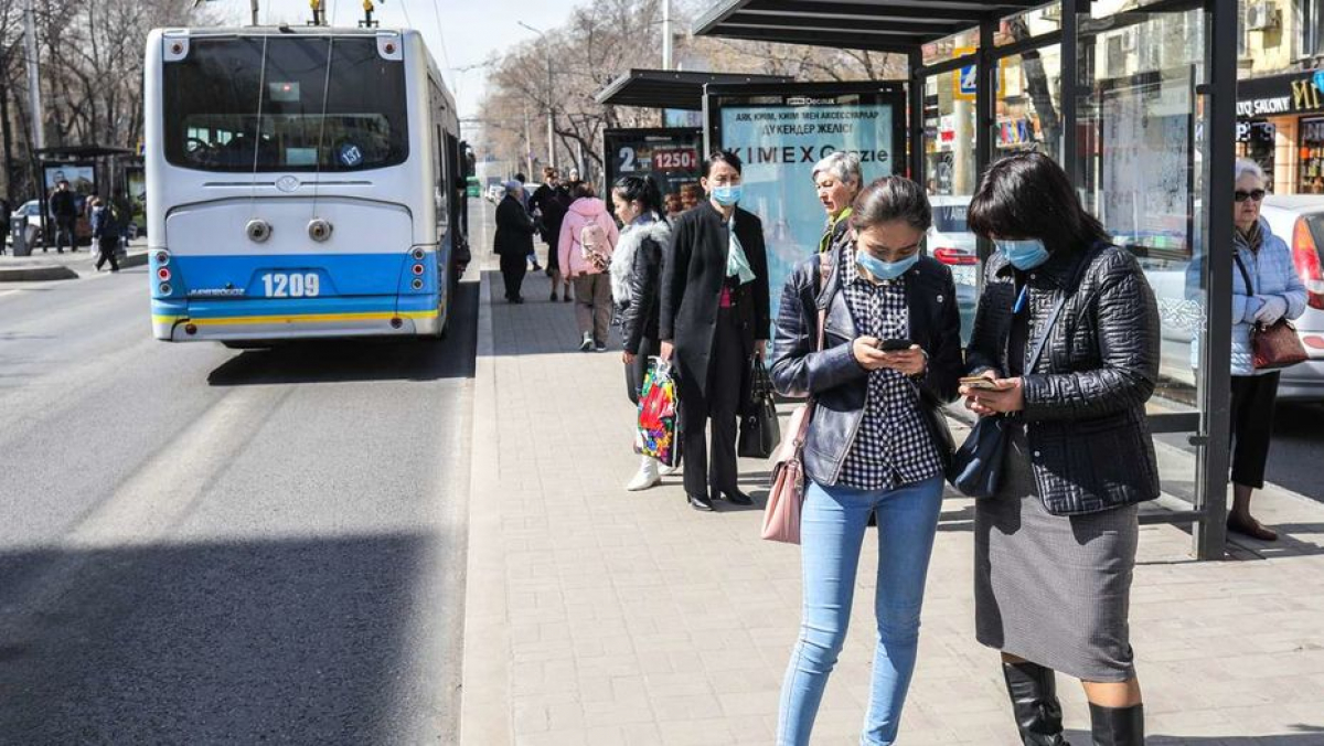 В Казахстане "заварили" дверь в подъезде, где живет больной коронавирусом: Сеть бурно отреагировала, кадры